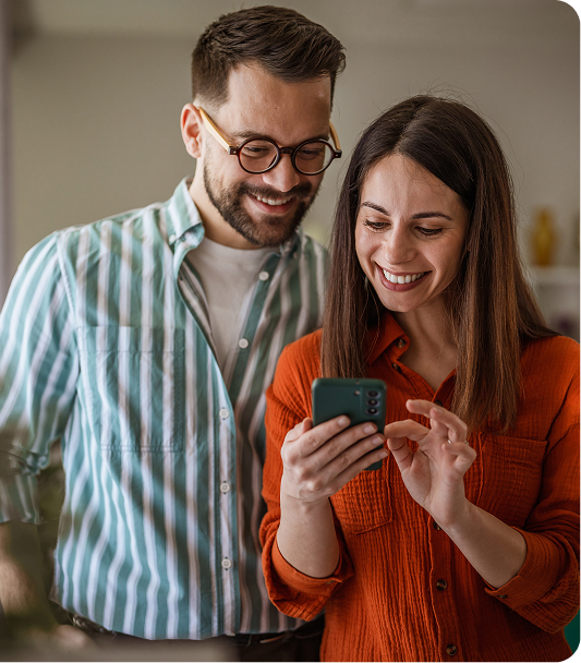 Pareja revisando su celular